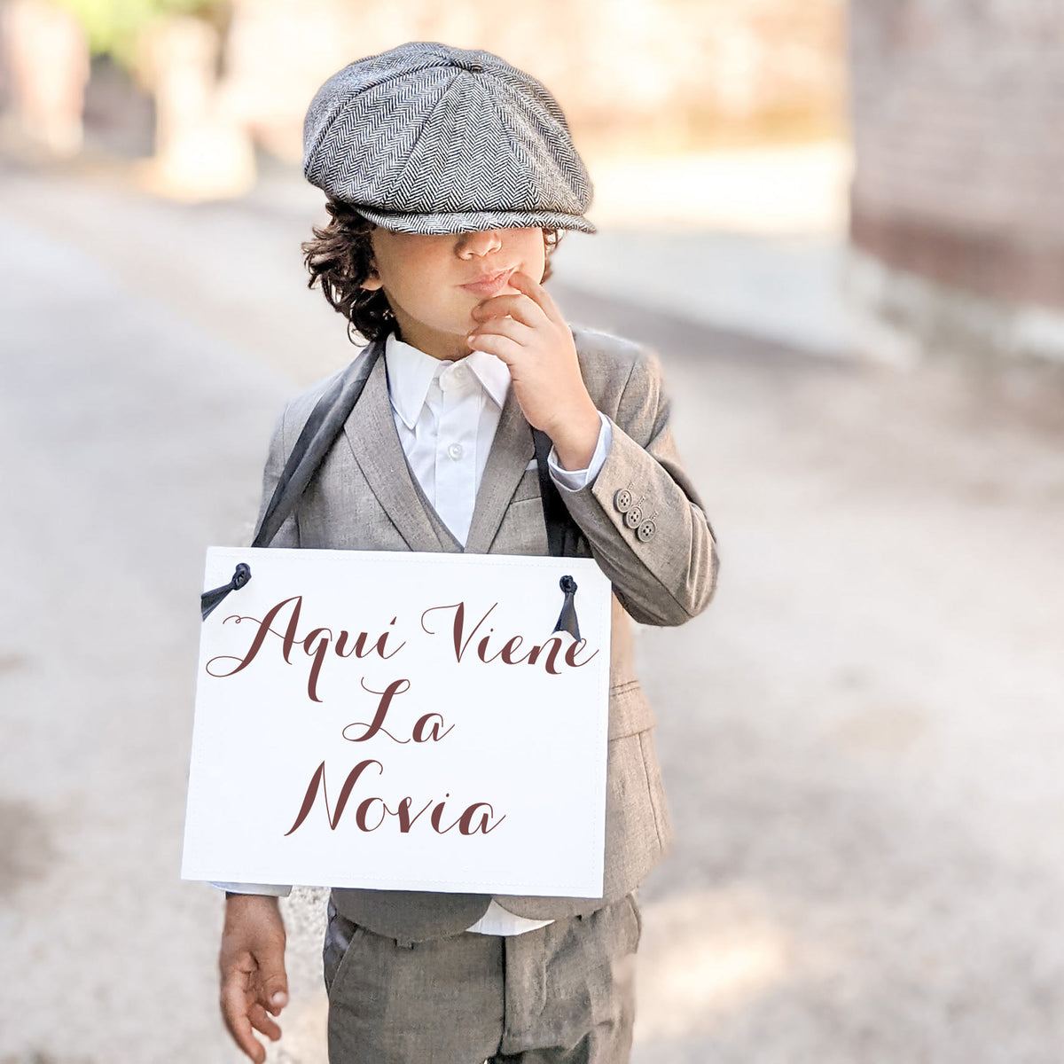 Aquí Viene La Novia Sign