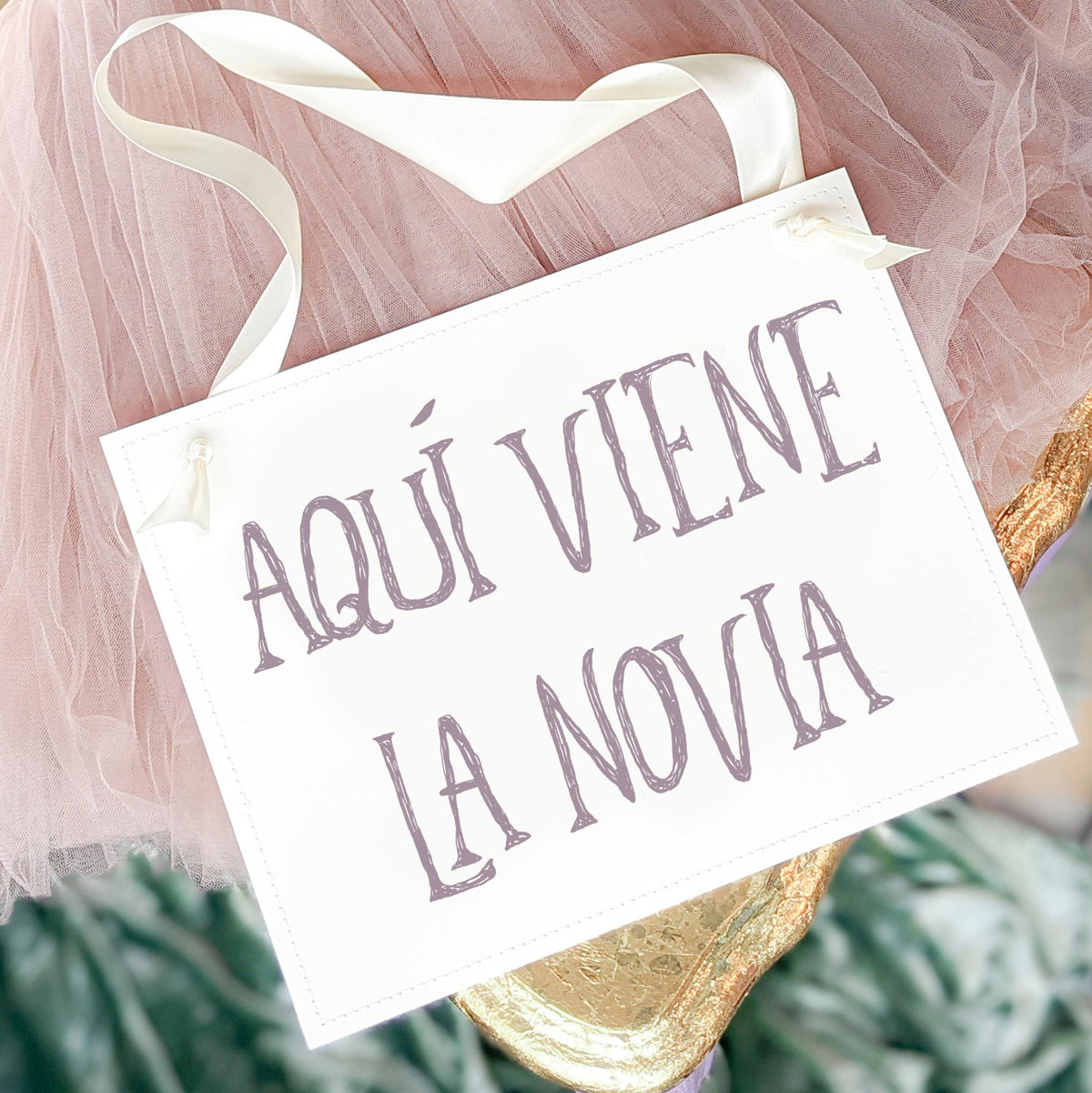 Aquí Viene La Novia Sign