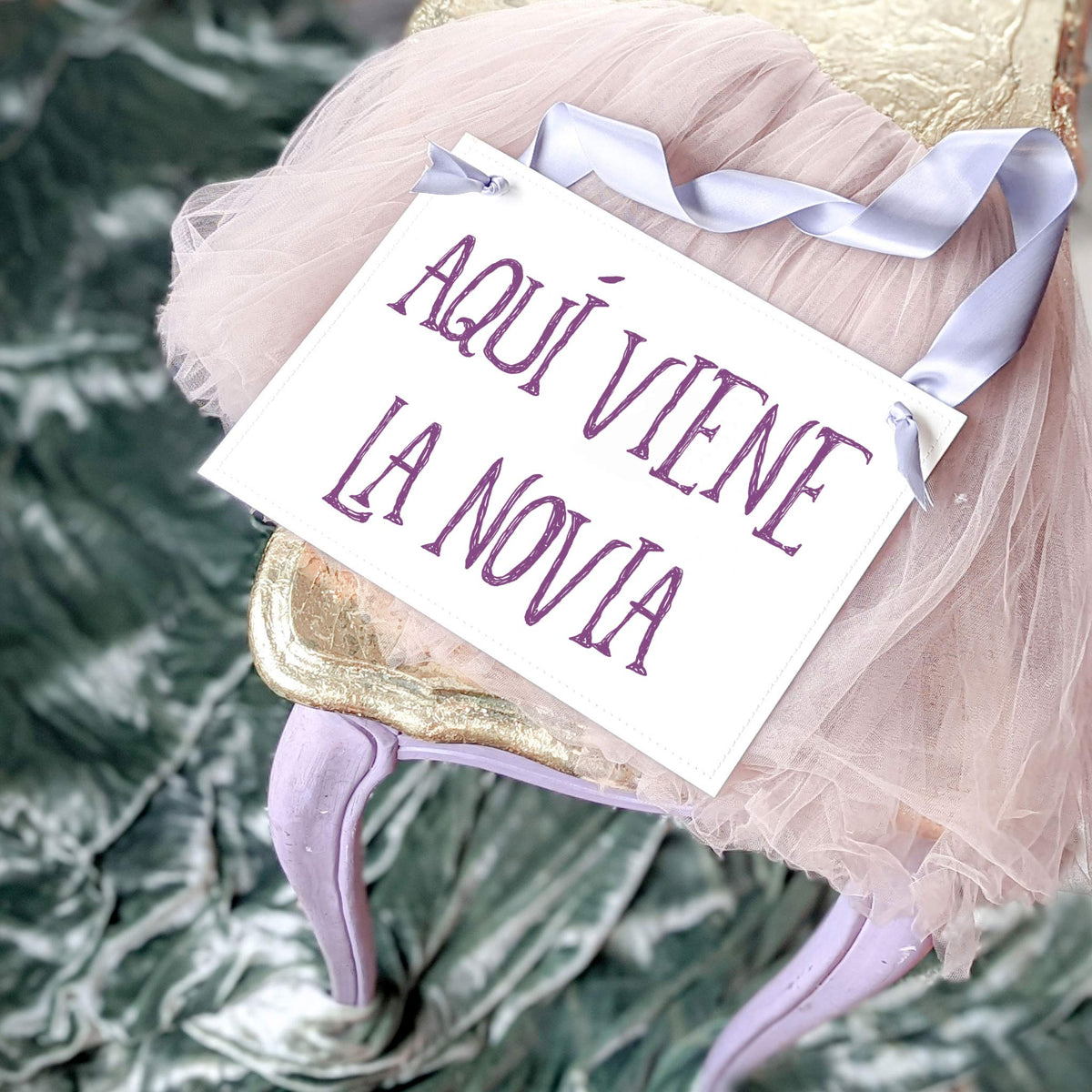 Aquí Viene La Novia Sign