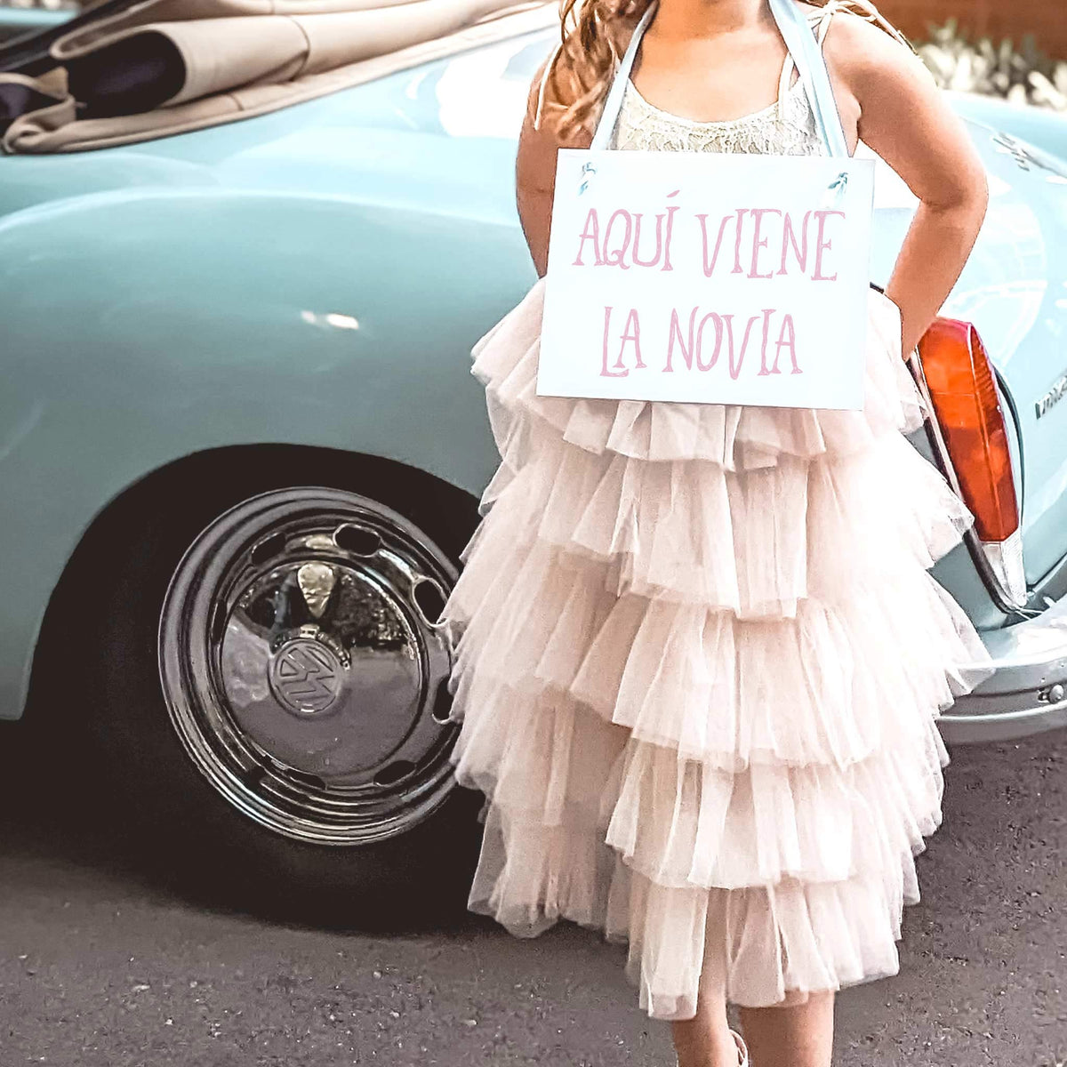 Aquí Viene La Novia Sign