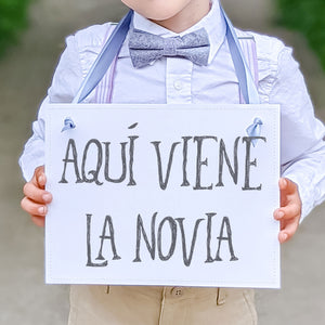 Aquí Viene La Novia Spanish Sign